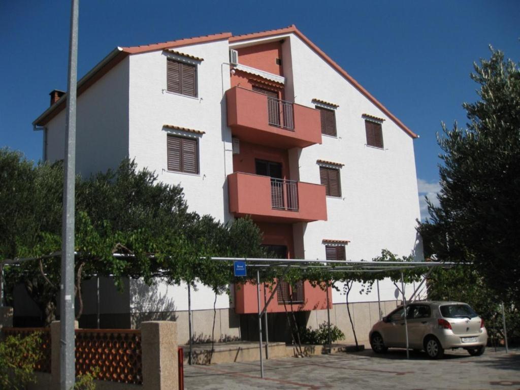 פרימוסטן Apartments Martina מראה חיצוני תמונה