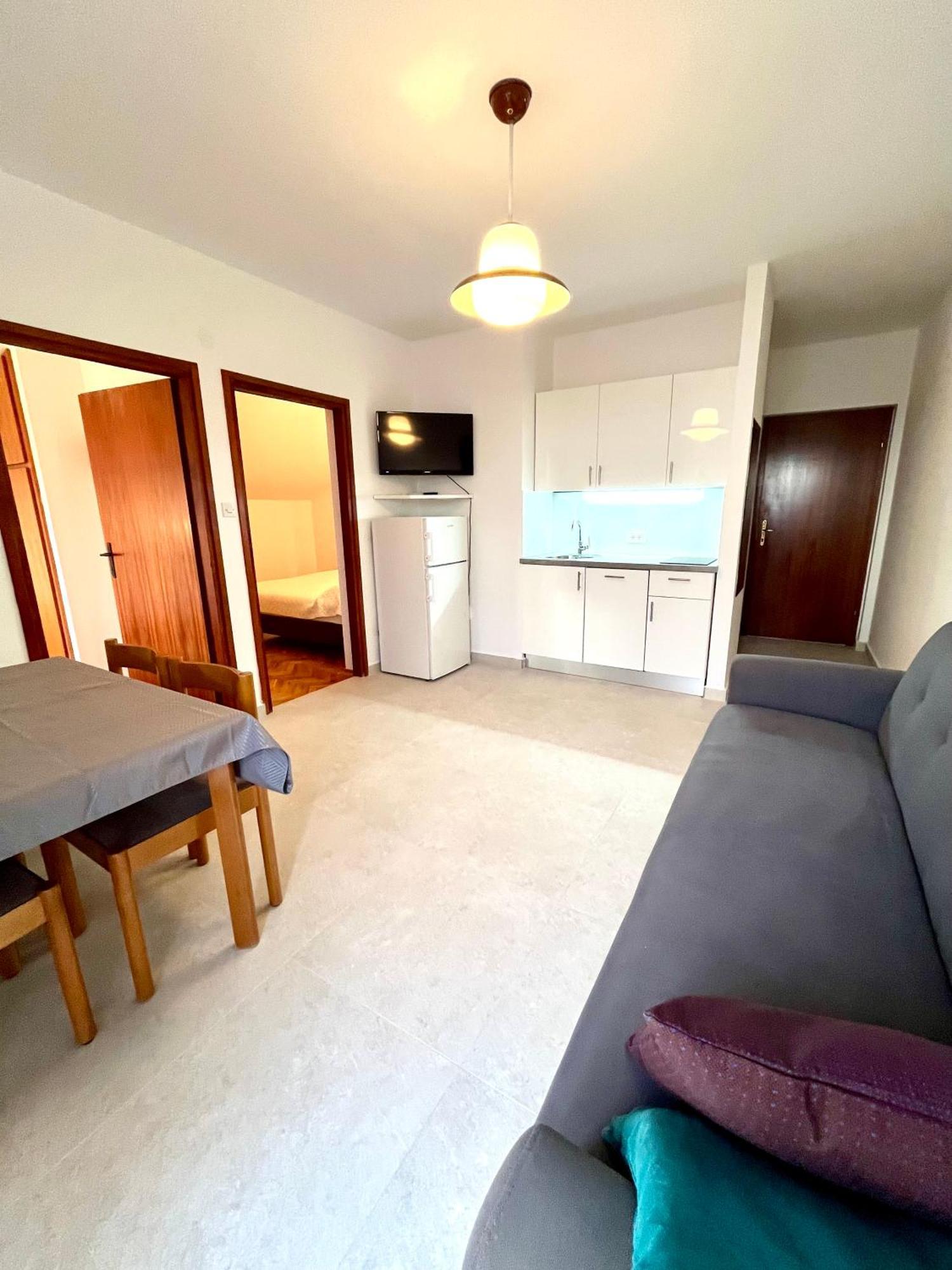 פרימוסטן Apartments Martina מראה חיצוני תמונה