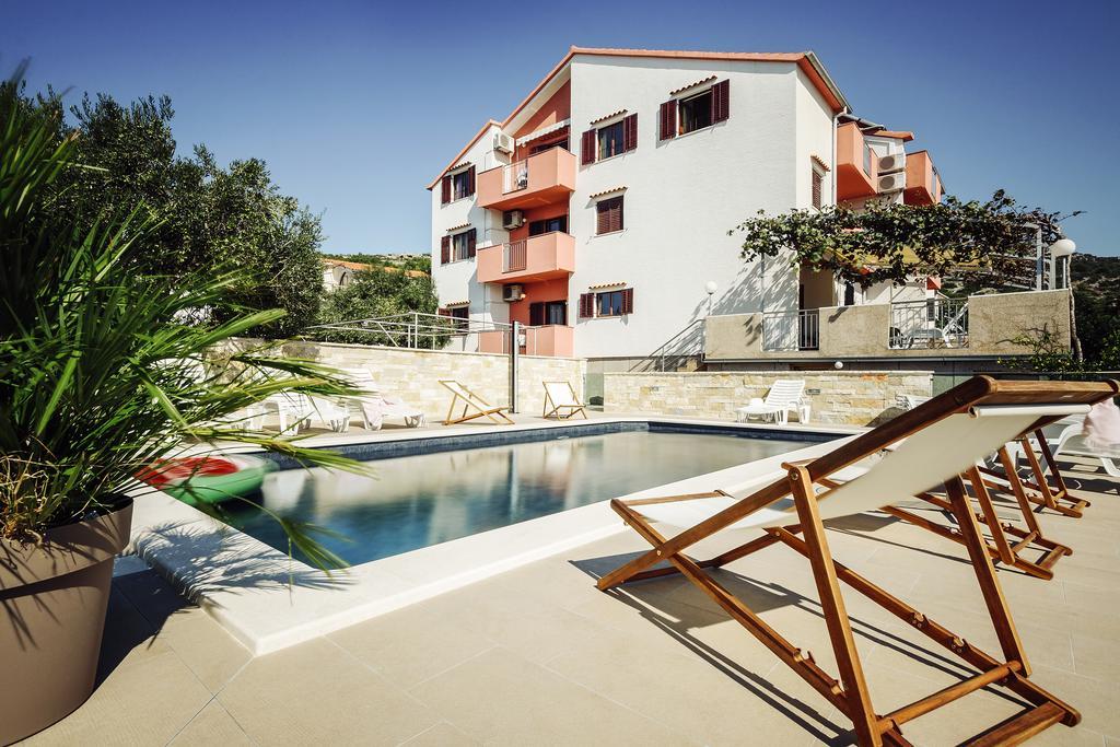 פרימוסטן Apartments Martina מראה חיצוני תמונה